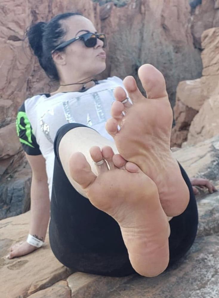 25P sexy ass MILF toes and soles pt5
