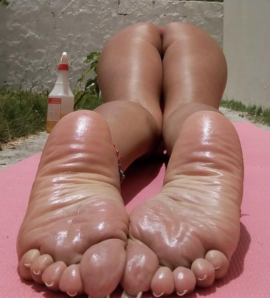 25P sexy ass MILF toes and soles pt5
