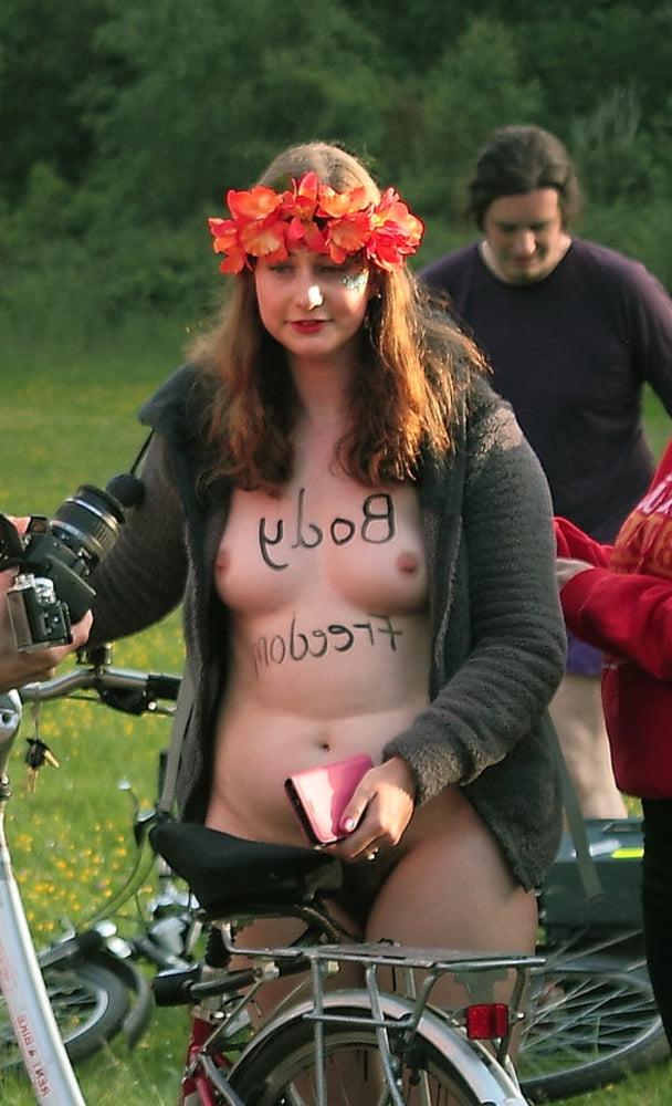 25P Cute Brunette Southampton 2016 wnbr (world naked bike ride)
