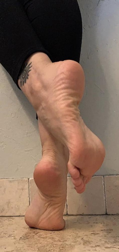 23P Sexy ass white girl toes and soles pt13