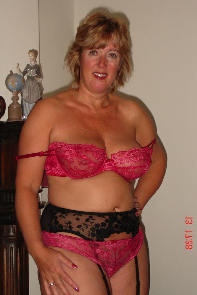 25P Curvy British mature amateur Gabriella K (13)