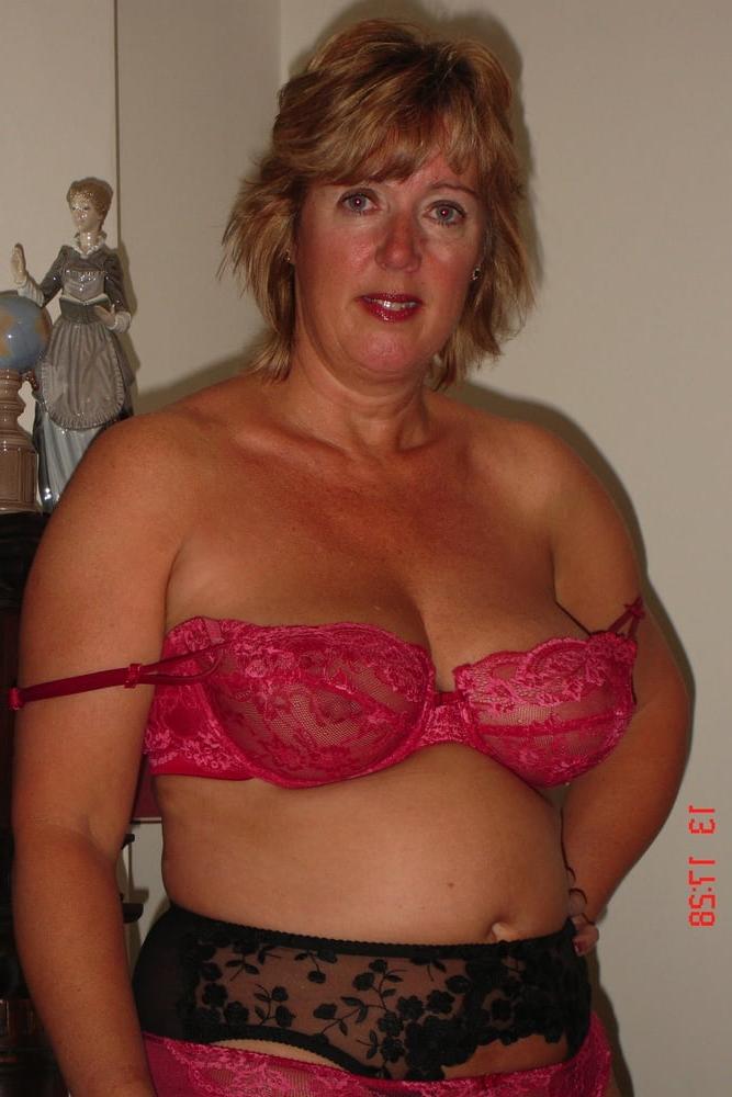 25P Curvy British mature amateur Gabriella K (13)
