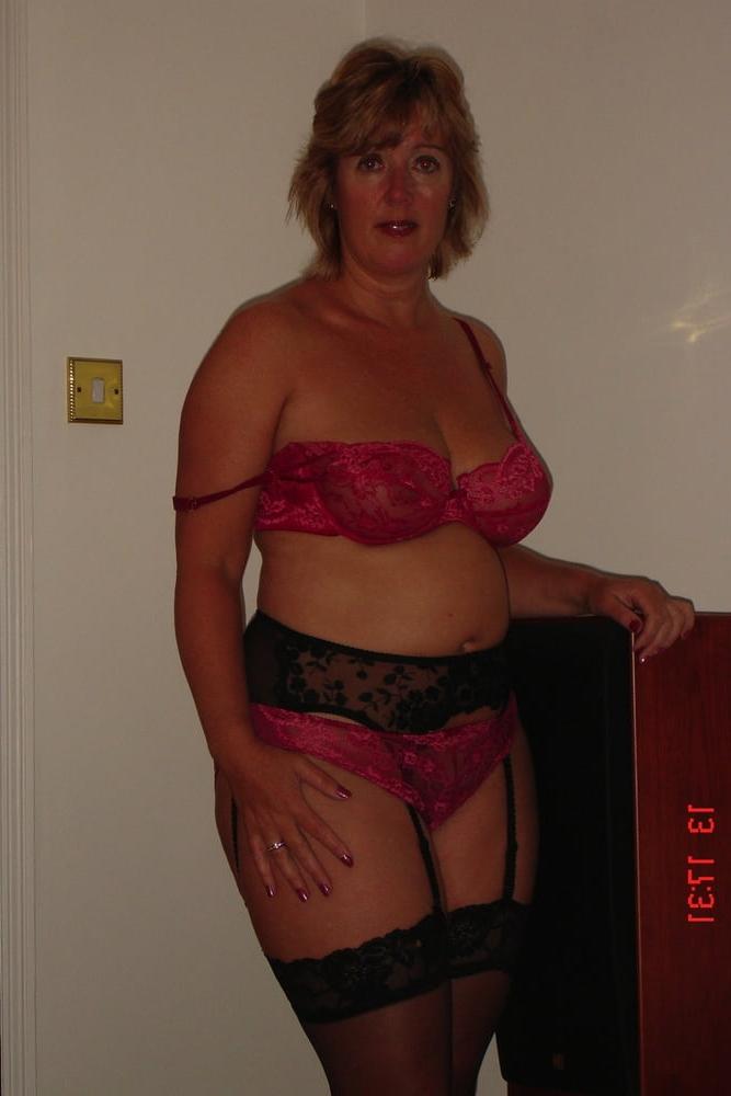 25P Curvy British mature amateur Gabriella K (13)