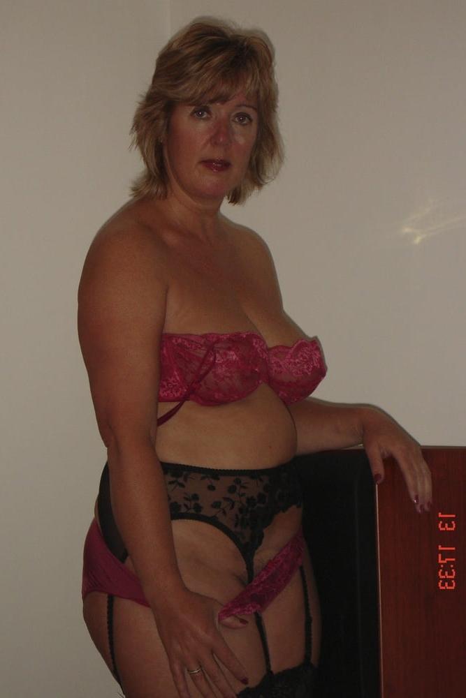 25P Curvy British mature amateur Gabriella K (13)