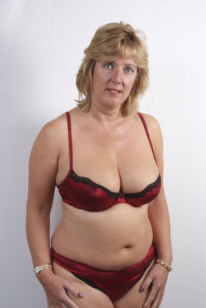 25P Curvy British mature amateur Gabriella K (11)