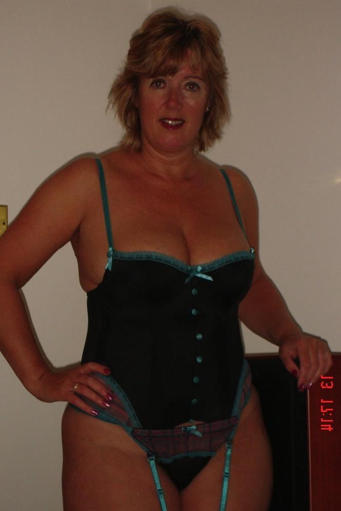 25P Curvy British mature amateur Gabriella K (10)