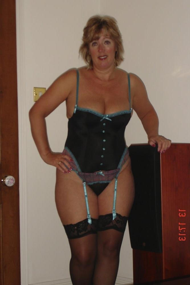 25P Curvy British mature amateur Gabriella K (10)