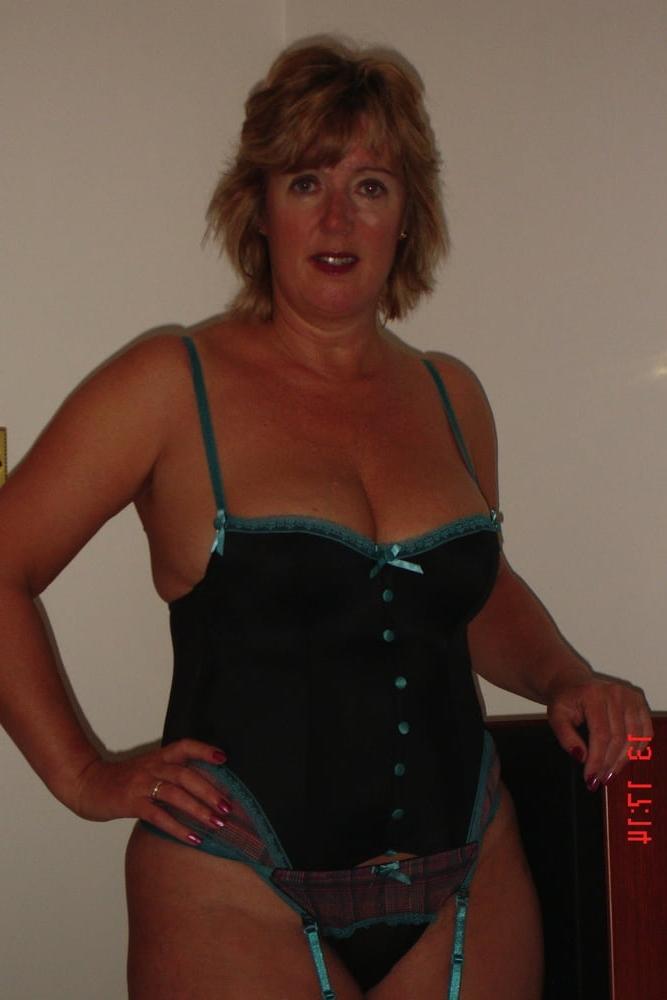 25P Curvy British mature amateur Gabriella K (10)