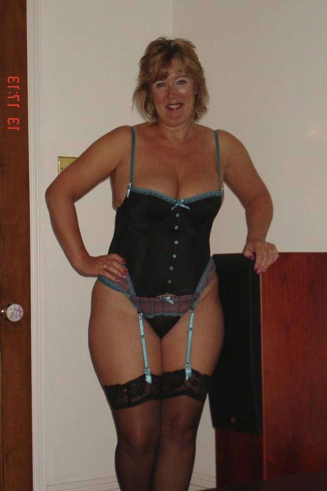25P Curvy British mature amateur Gabriella K (10)