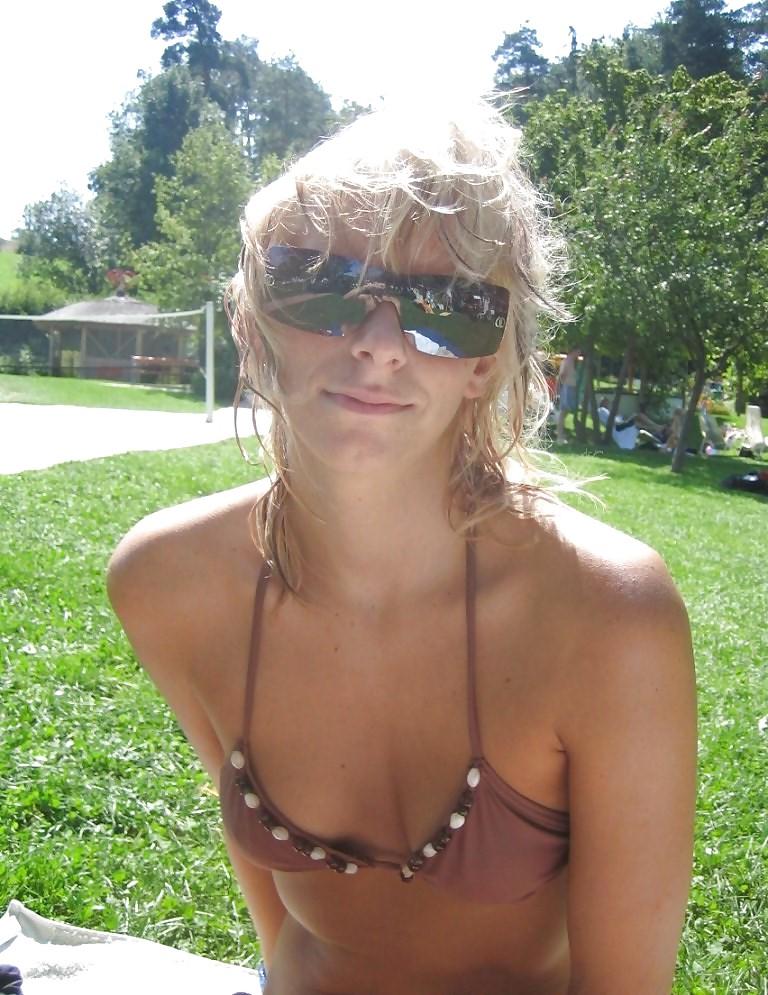 15P Sexy amateur bitch naked at hotel room