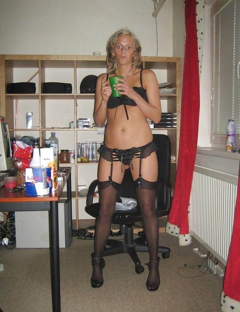 15P Sexy amateur bitch naked at hotel room