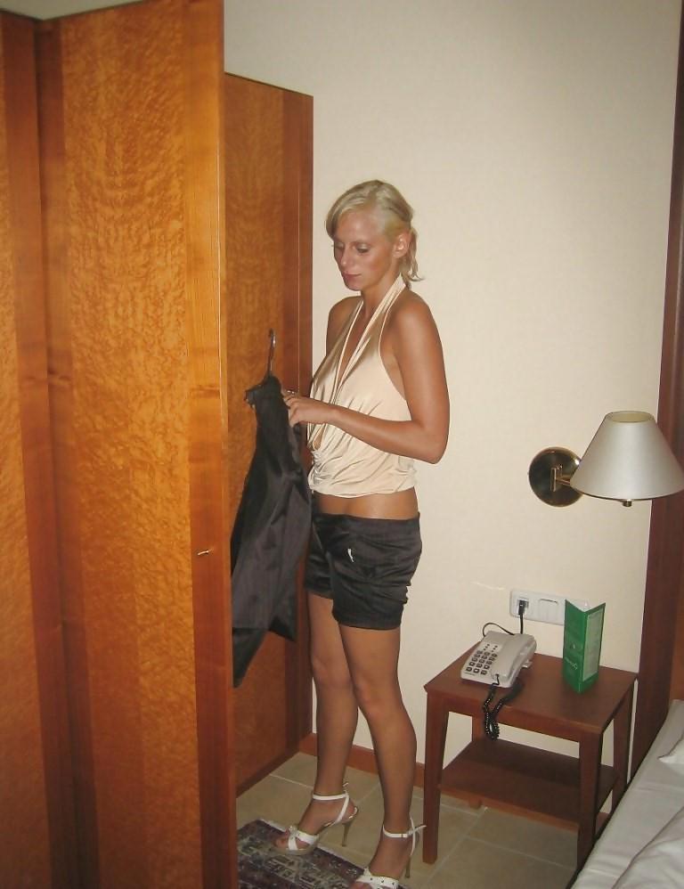 15P Sexy amateur bitch naked at hotel room