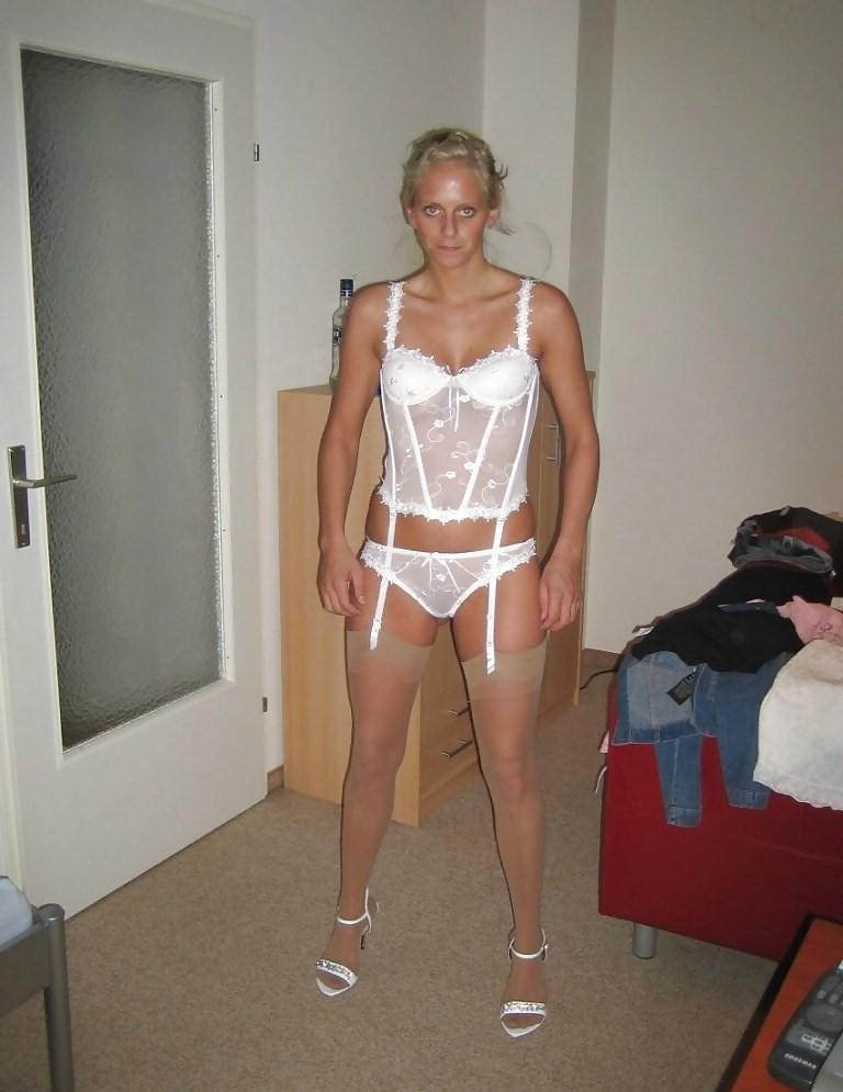15P Sexy amateur bitch naked at hotel room
