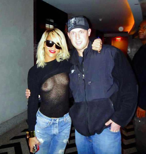 17P Rihanna oben ohne
