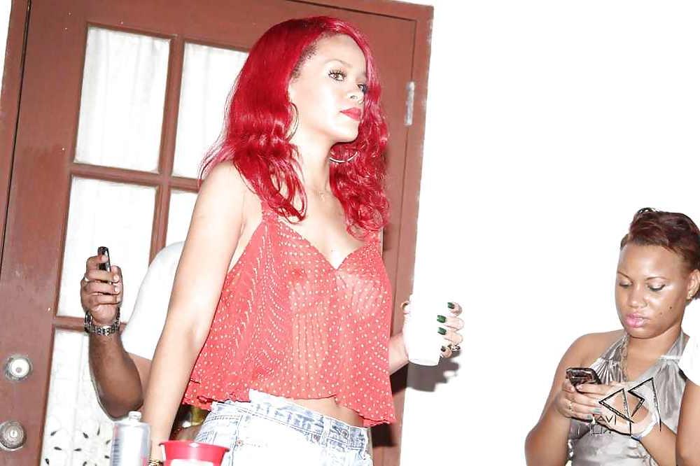 17P Rihanna oben ohne