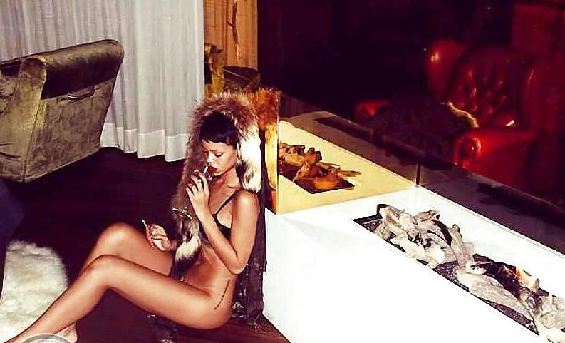 17P Rihanna oben ohne