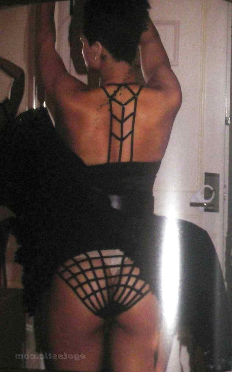 17P Rihanna oben ohne