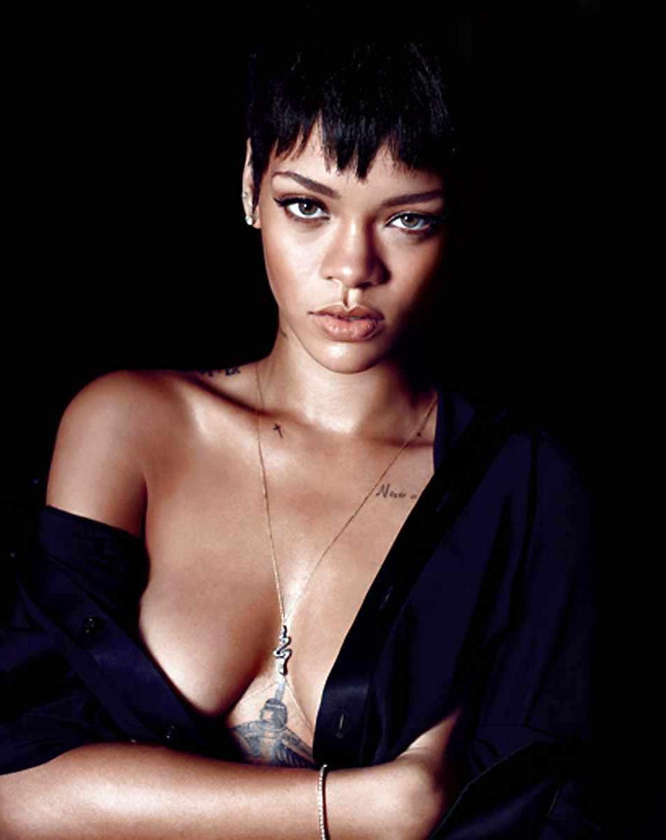 17P Rihanna oben ohne