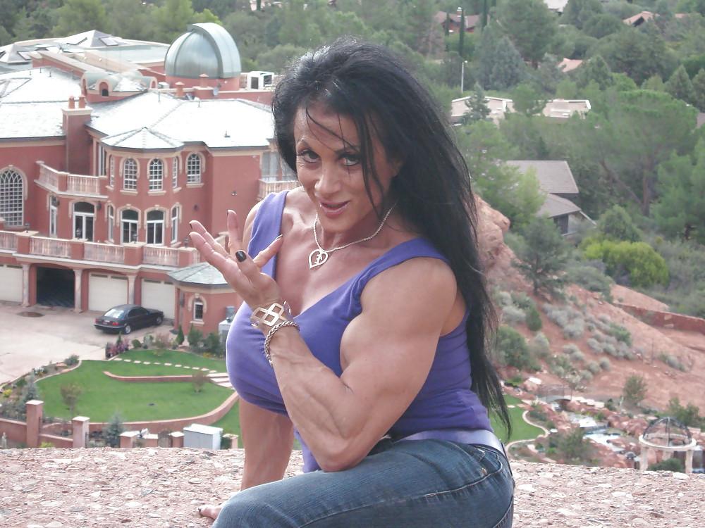 25P Shooting Lynn and her Sexy Muscles