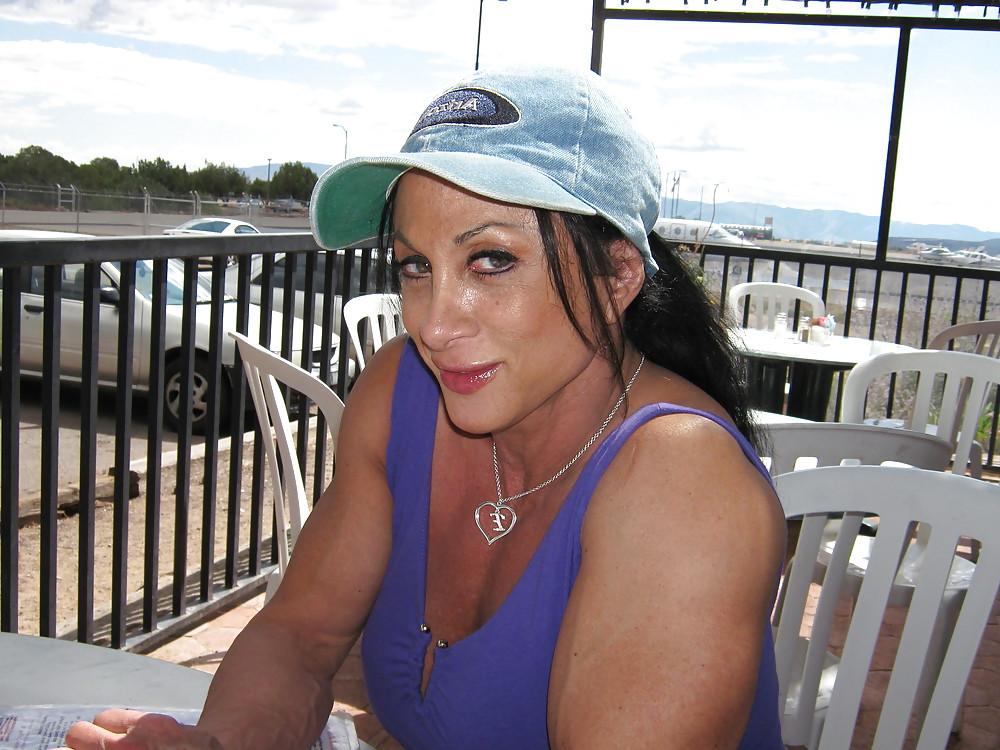 25P Shooting Lynn and her Sexy Muscles