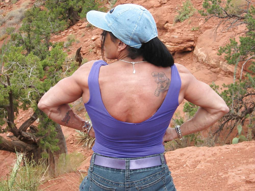 25P Shooting Lynn and her Sexy Muscles