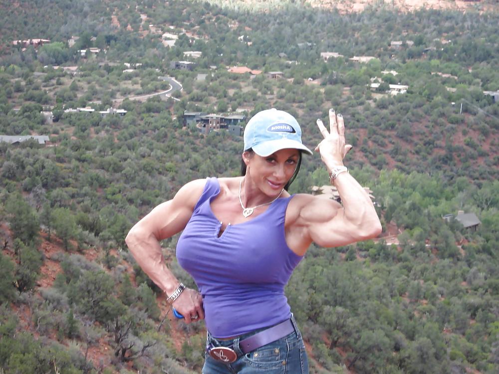 25P Shooting Lynn and her Sexy Muscles