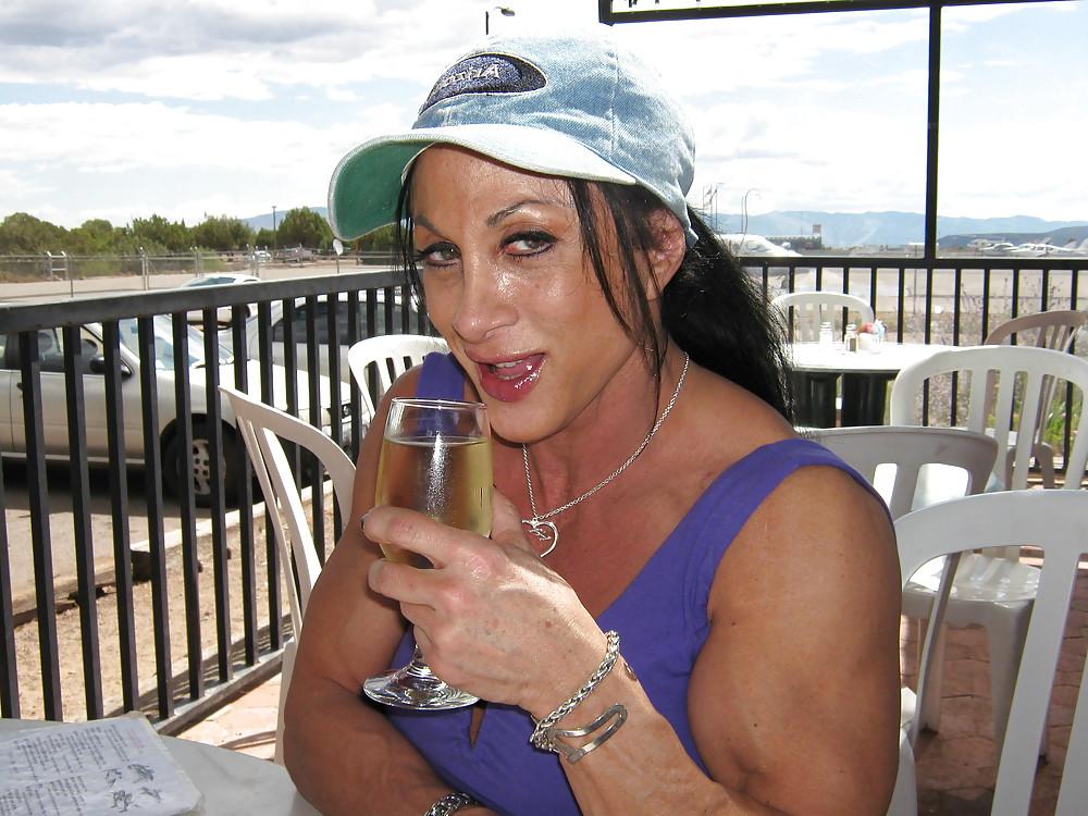 25P Shooting Lynn and her Sexy Muscles