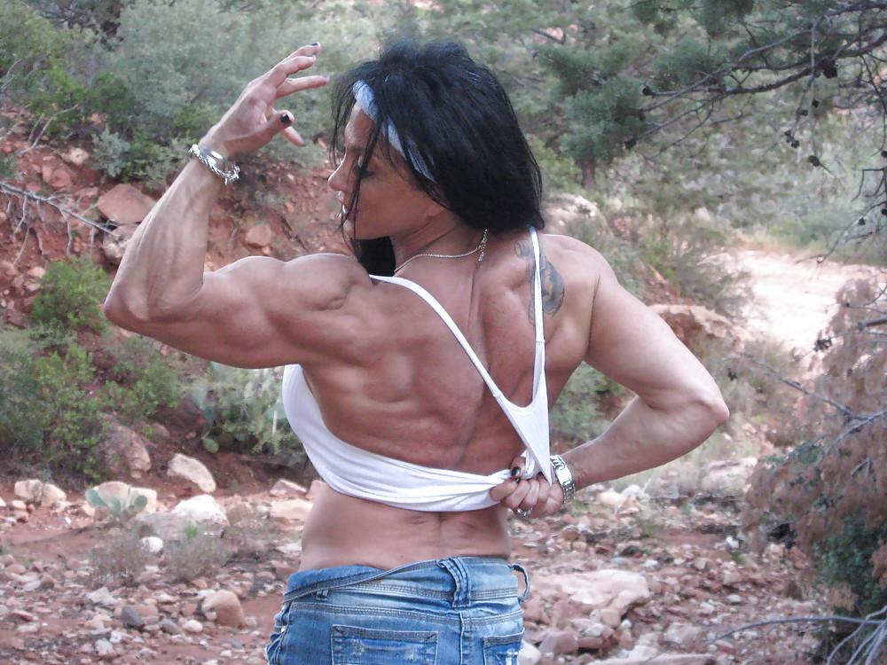 25P Shooting Lynn and her Sexy Muscles