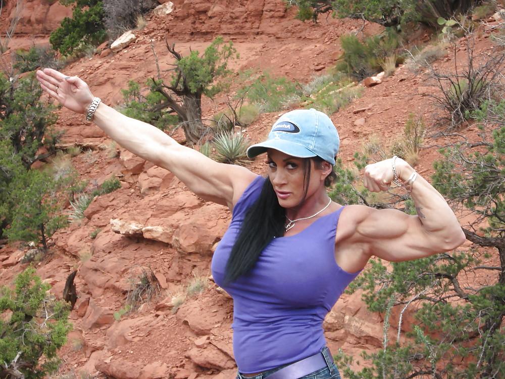 25P Shooting Lynn and her Sexy Muscles