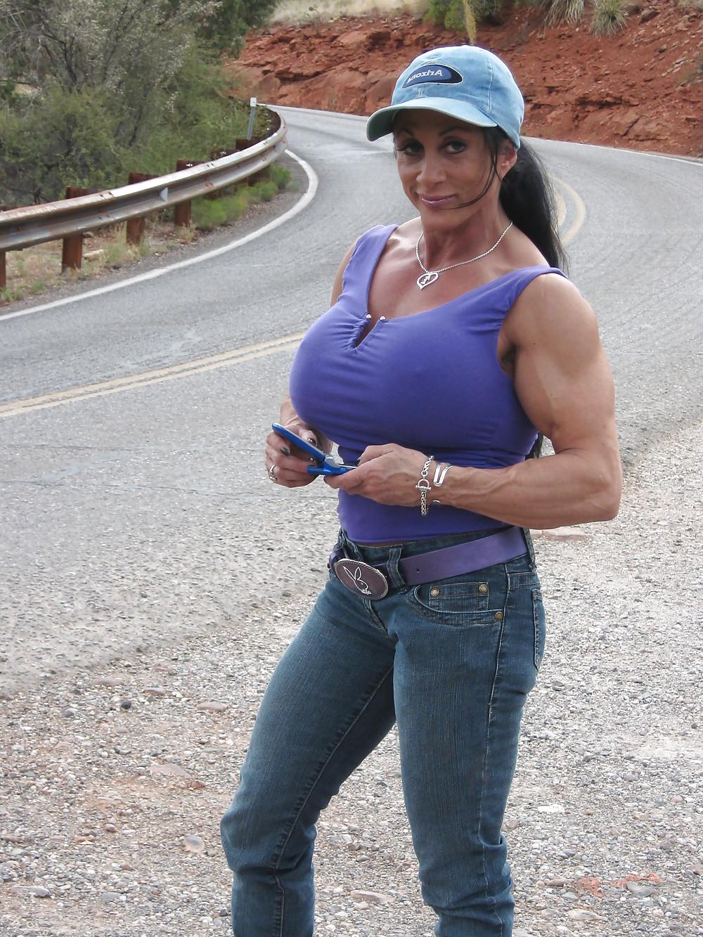 25P Shooting Lynn and her Sexy Muscles