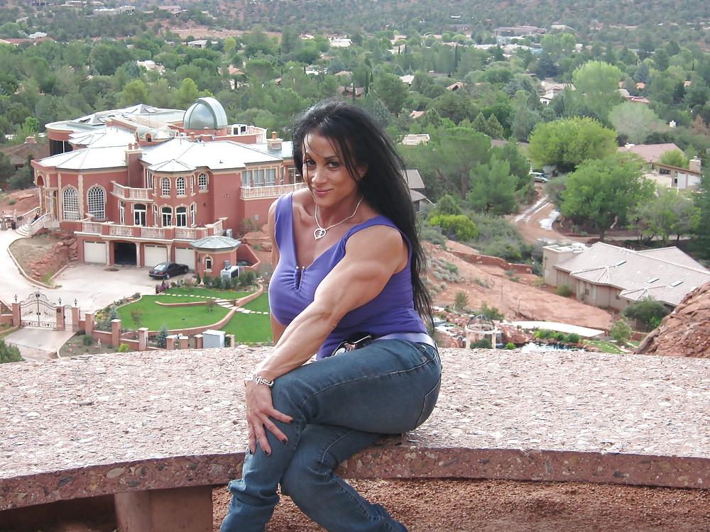 25P Shooting Lynn and her Sexy Muscles