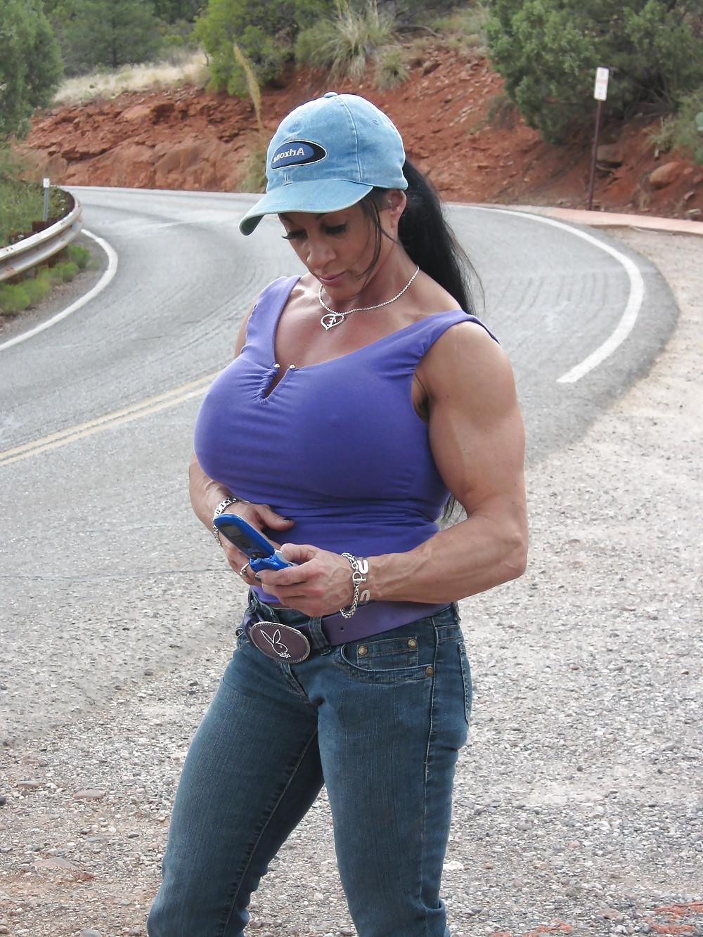 25P Shooting Lynn and her Sexy Muscles