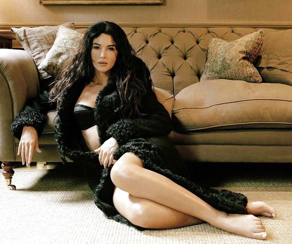 10P Monica belluci topless