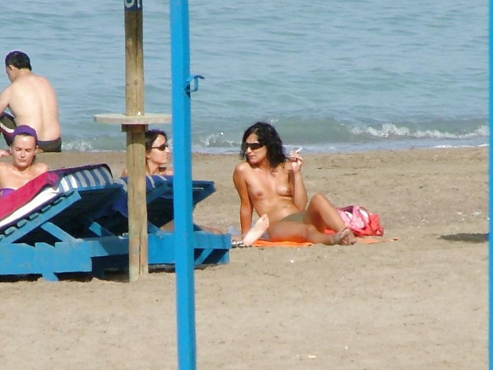 25P TOPLESS BEACH