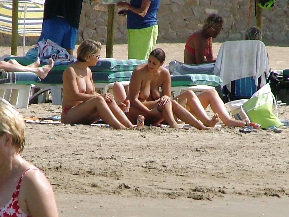 25P TOPLESS BEACH