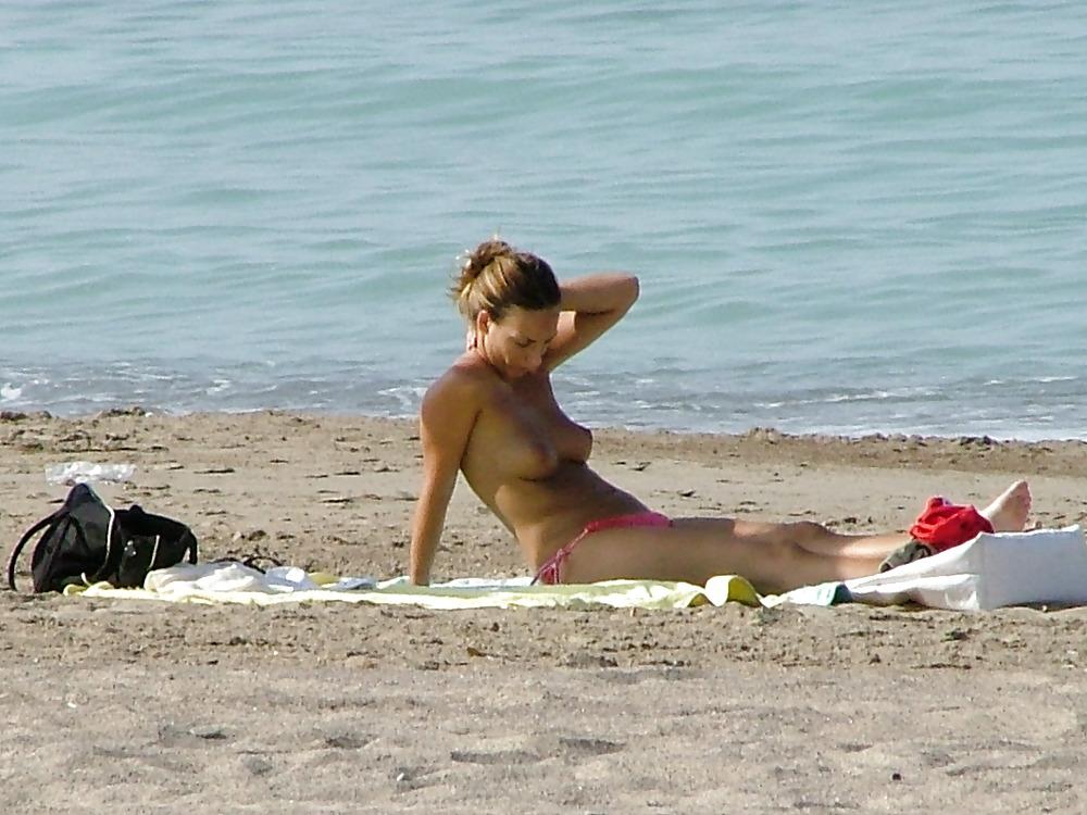 25P TOPLESS BEACH