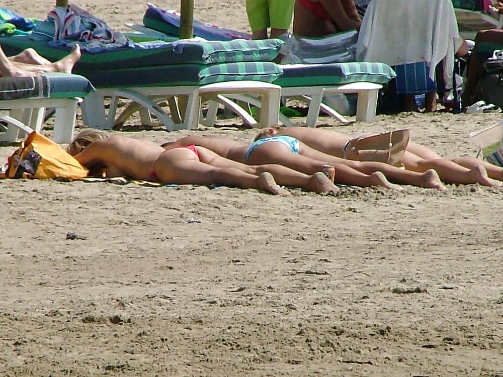 25P TOPLESS BEACH