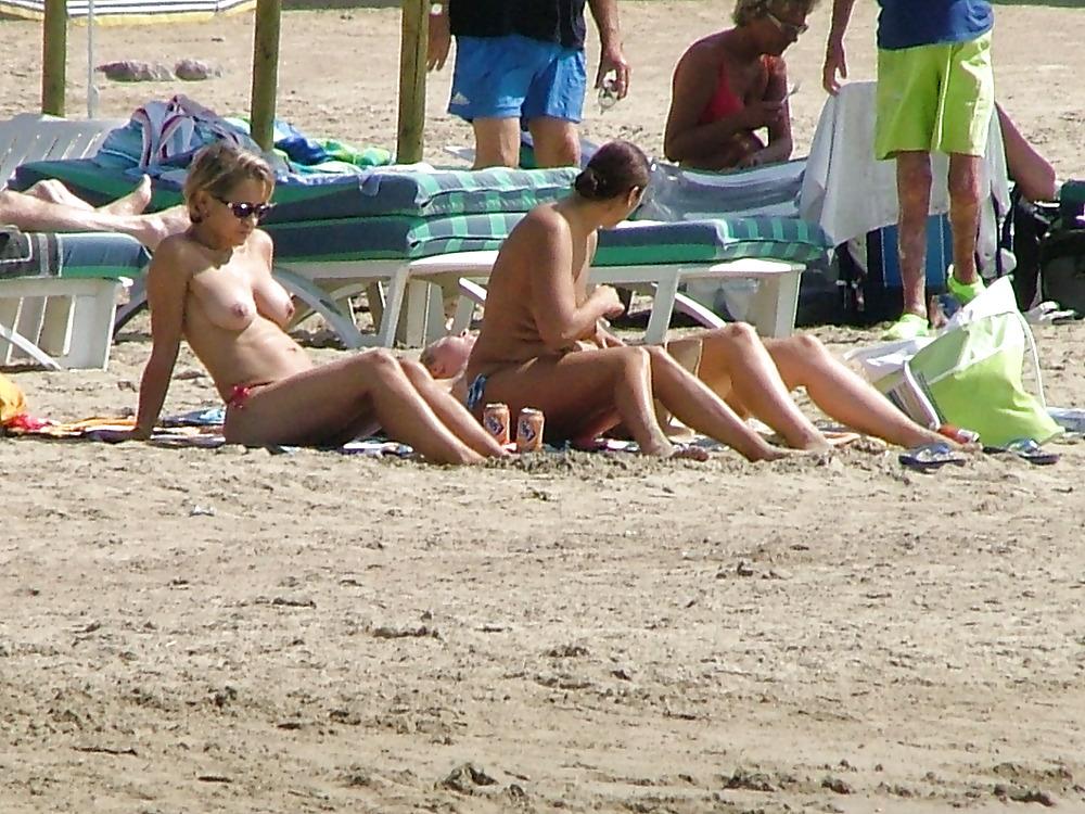 25P TOPLESS BEACH