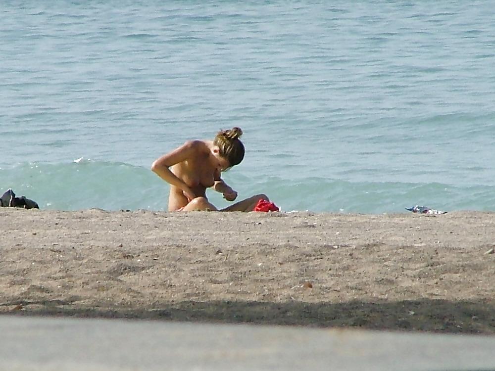 25P TOPLESS BEACH