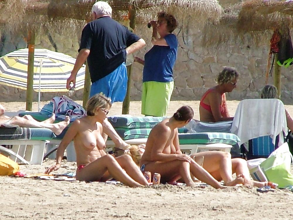 25P TOPLESS BEACH