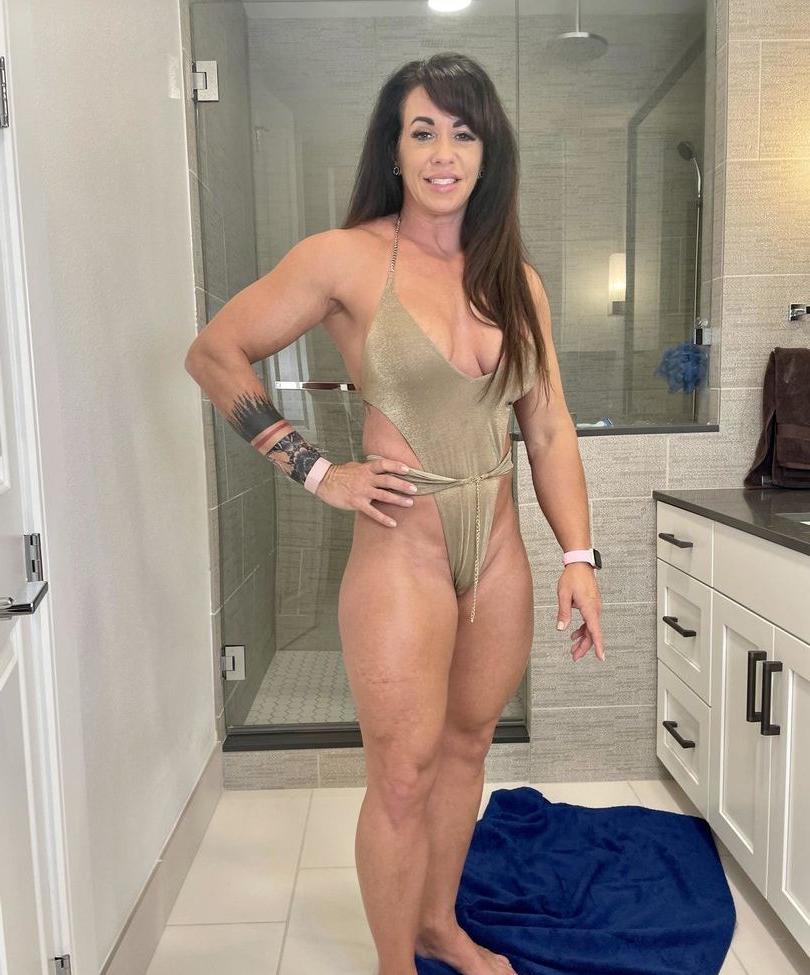 8P Laura Muscles nude