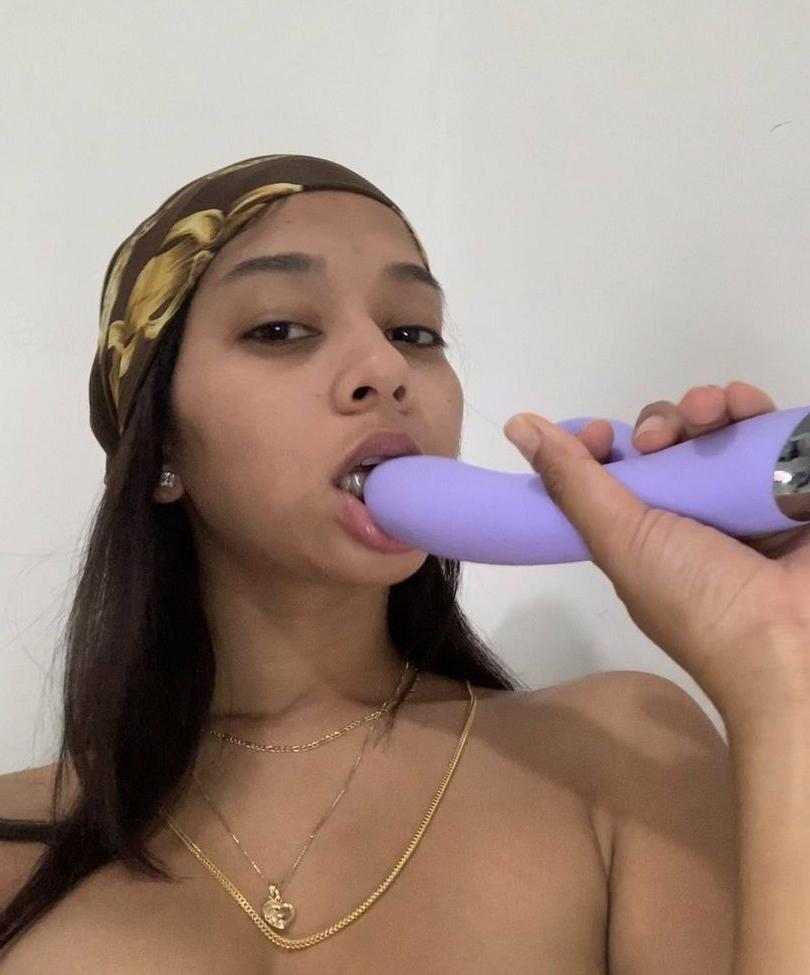 25P Camila Queen nude