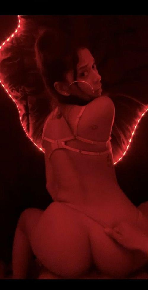 25P Camila Queen nude