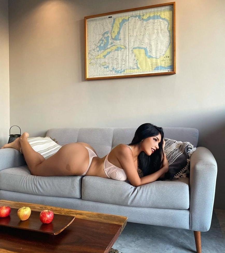 13P Big Booty Queen nude
