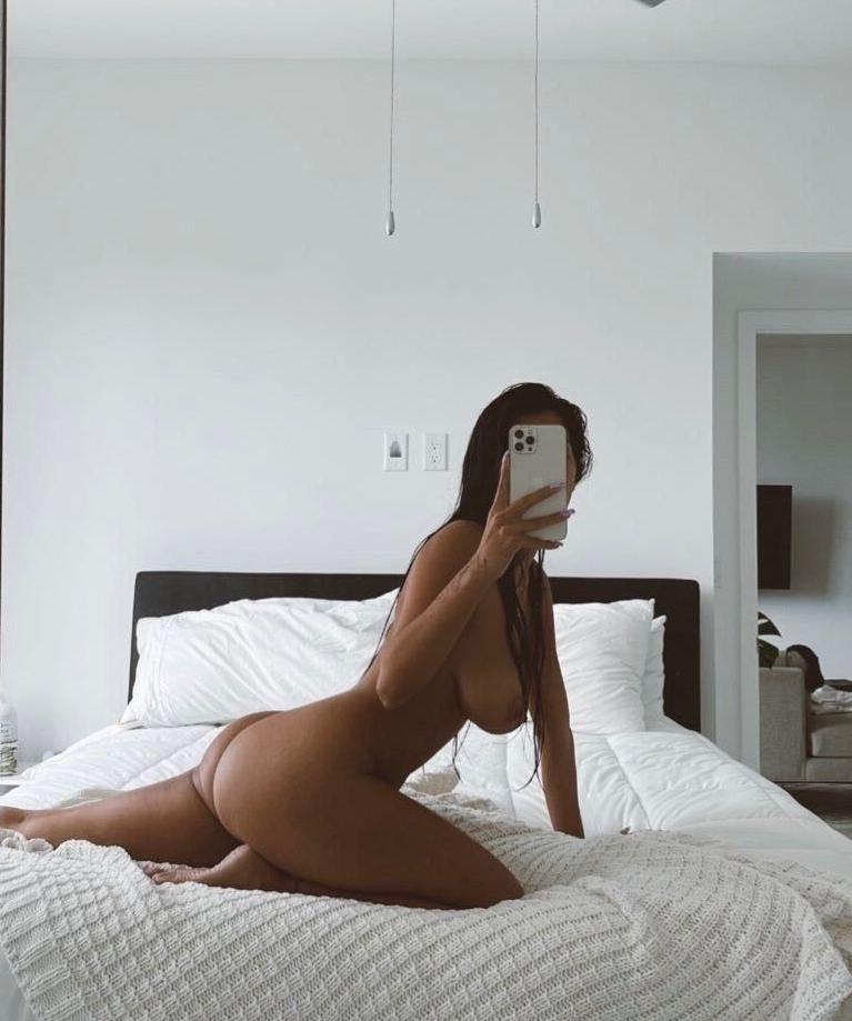 25P Queen Needy nude