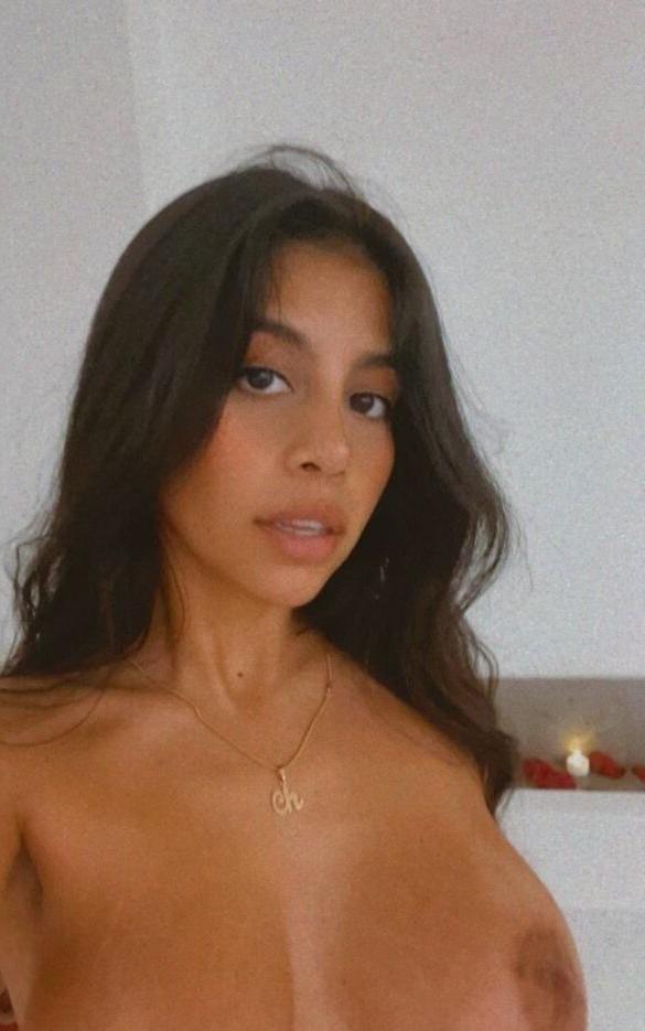 25P Queen Needy nude