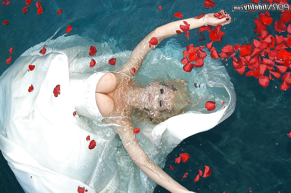 16P Stunning bride