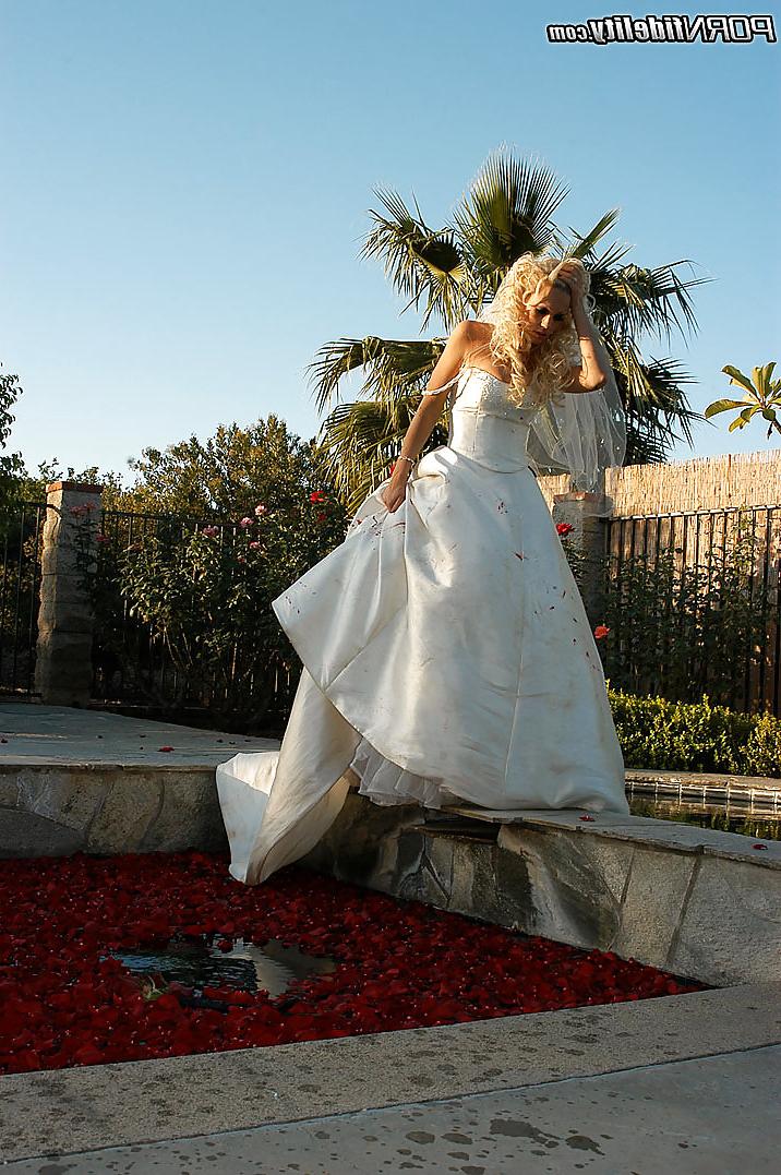 16P Stunning bride