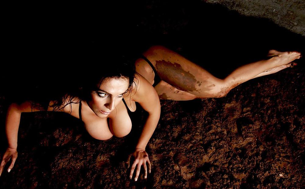 25P Denise Milani mud