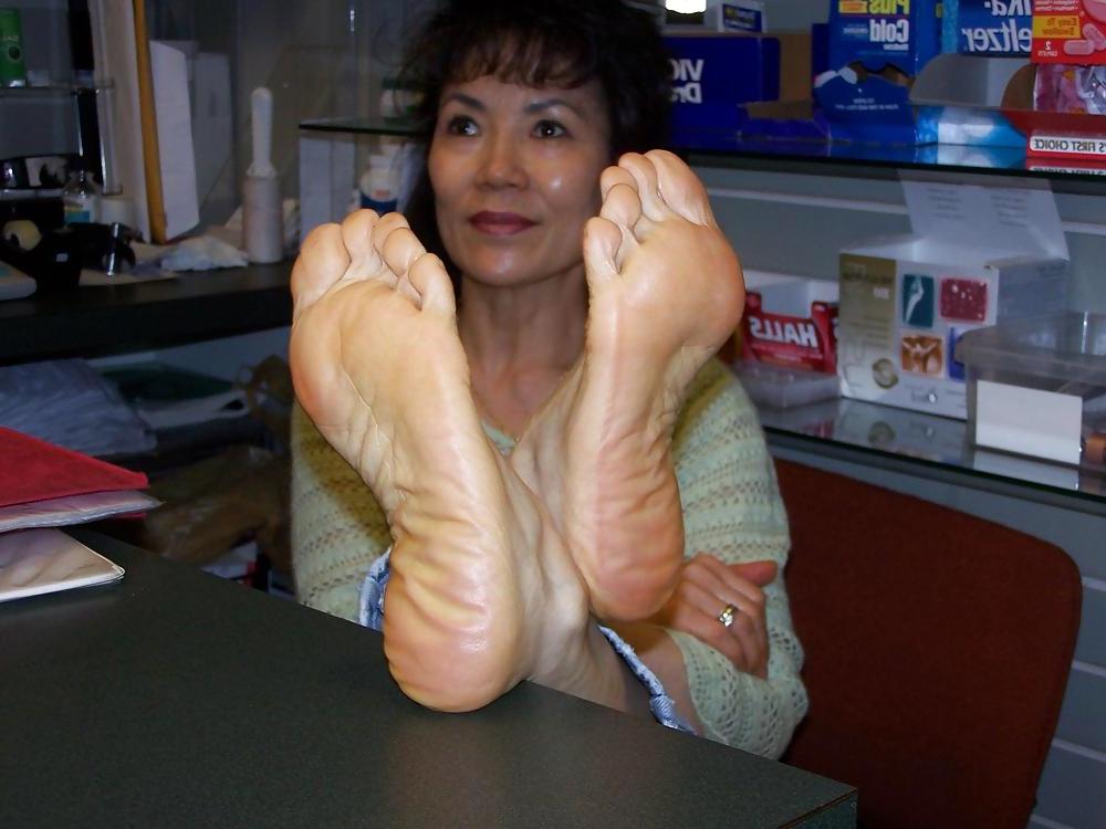 25P Mature feet and soles
